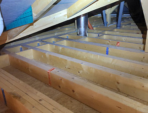 Zateplení stropu dřevostavby pomocí foukané izolace